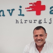 Radiotalasni Nož: Revolucija u Hirurgiji 1 Radiotalasni nož i doktor koji sedi pored njega