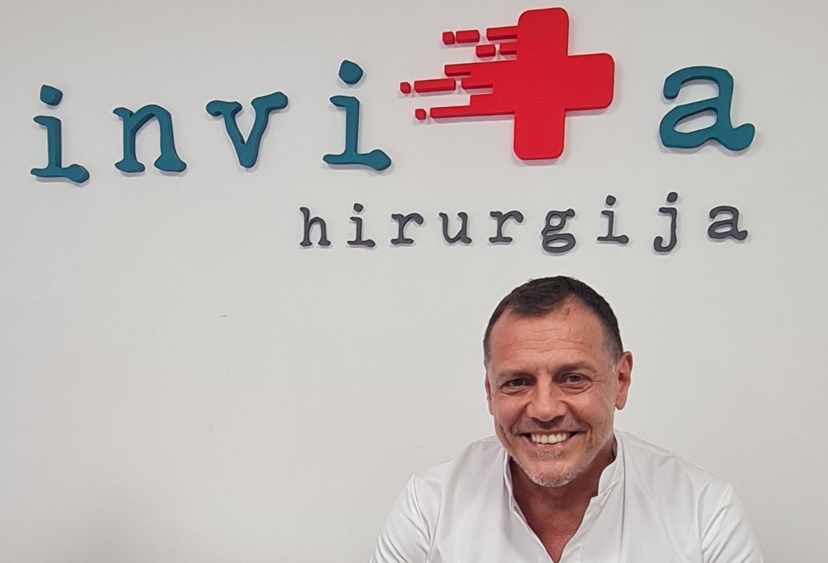 Radiotalasni Nož: Revolucija u Hirurgiji 1 Radiotalasni nož i doktor koji sedi pored njega